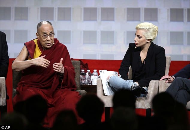 Desempolvan video del Dalái Lama y Lady Gaga: Esto pasó