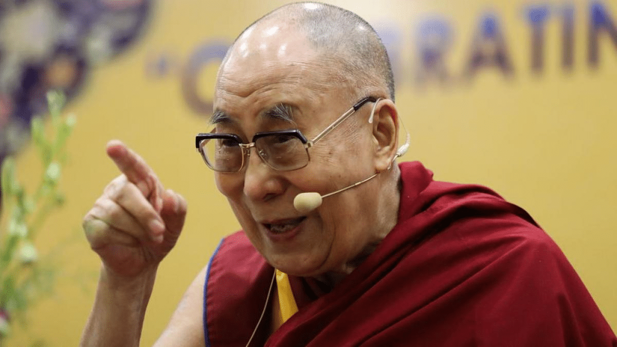 ¡Escandalo! Dalai Lama le pide esto a un niño en medio de acto religioso (+Video)