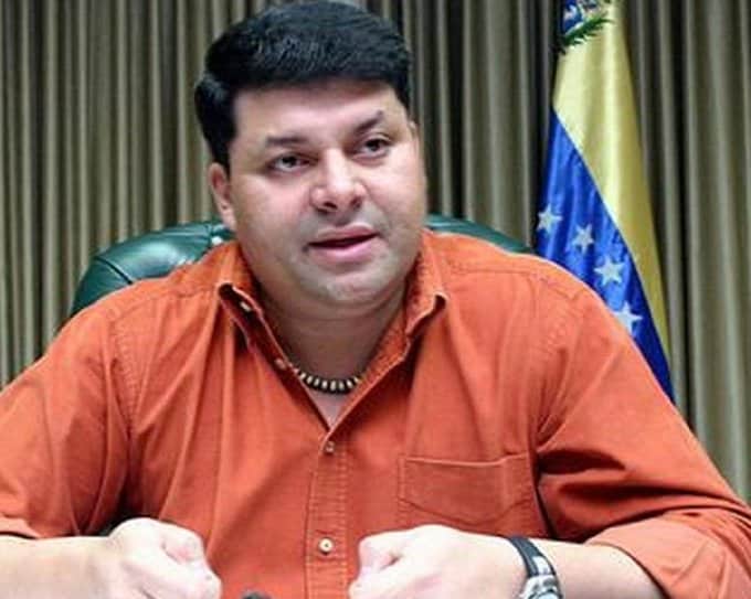 ¡Madrugonazo! Policía Nacional Anticorrupción detuvo al exministro Hugo Cabezas
