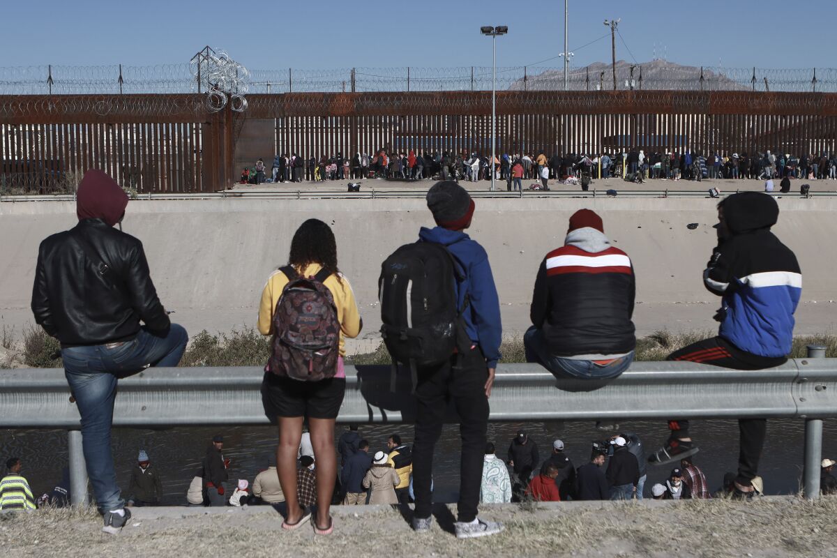 Miles de migrantes están varados en la frontera mexicana: Esto esperan | Diario 2001