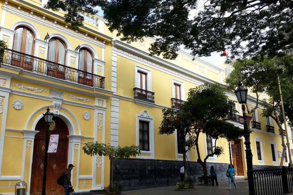 Gobierno de Venezuela reacciona al allanamiento de embajada mexicana