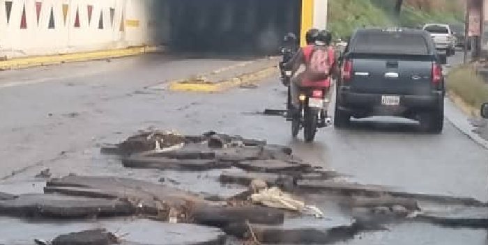 Reportan levantamiento de asfalto en importante arteria vial del país