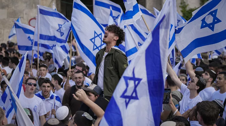 Jerusalén bajo consignas racistas celebra "Marcha de las Banderas"