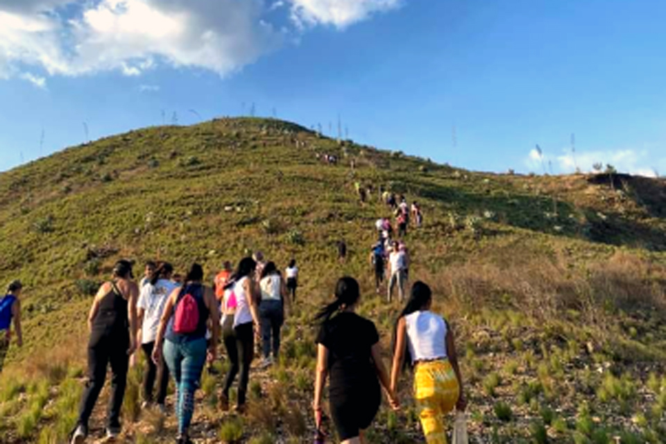 Tradición de escalar el cerro La Cruz