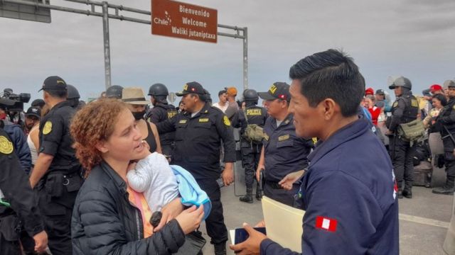 Anuncian medida de repatriación de migrantes venezolanos varados en frontera Chile y Perú