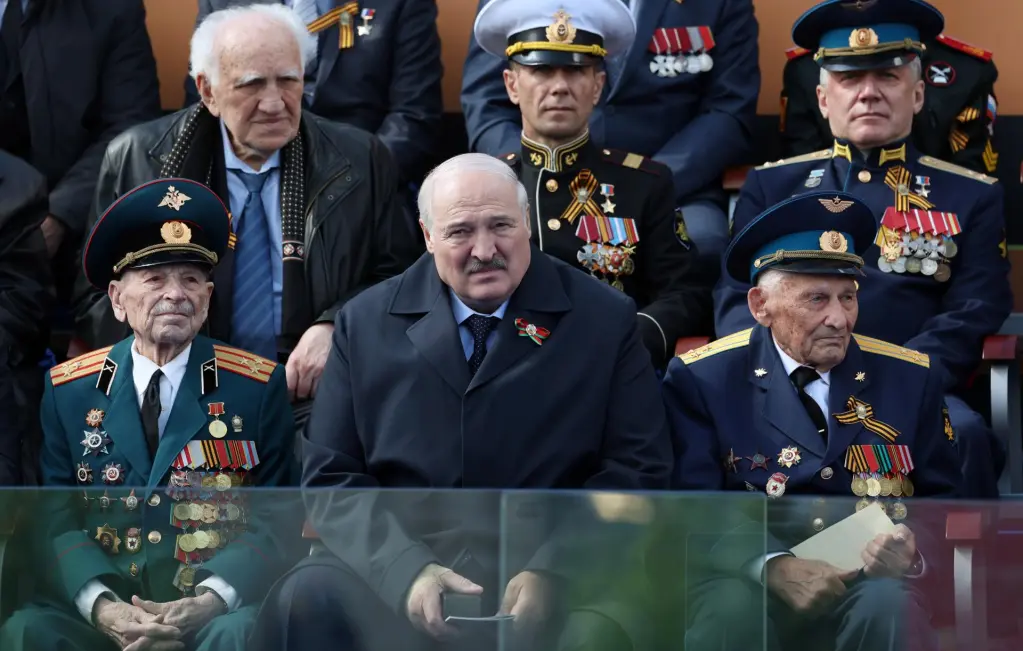 Tras polémica ausencia, presidente de Bielorrusia reaparece ante las cámaras
