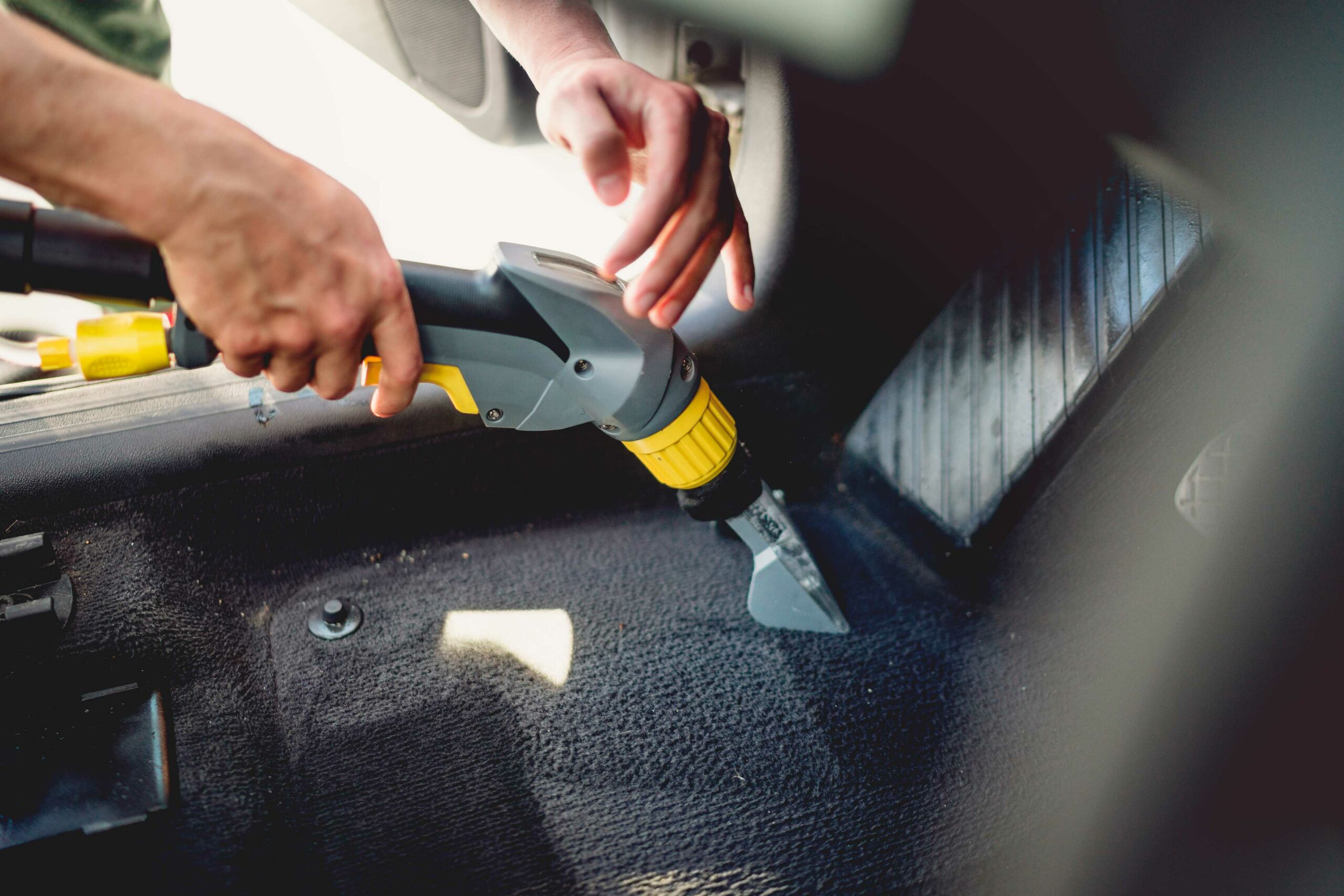 Cómo mantener limpias las alfombras del carro