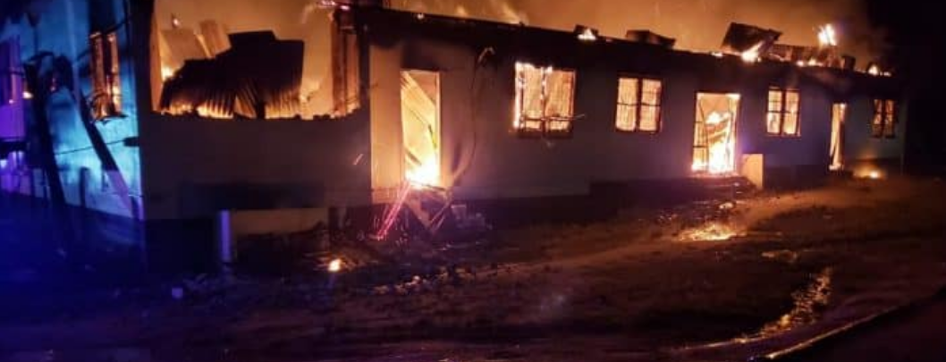 LO ÚLTIMO| Una veintena de niños muertos por incendio en una escuela