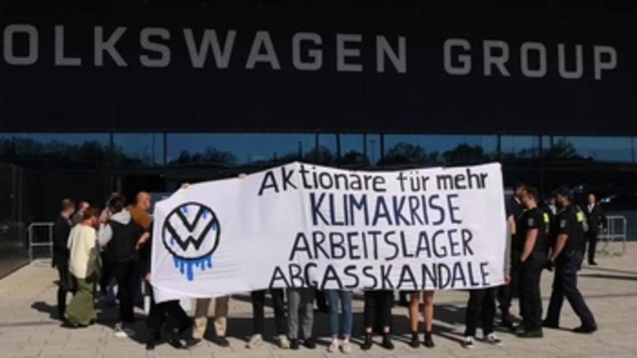 Arrojaron pasteles y estaban semidesnudos: Activistas del clima irrumpen en junta de Volkswagen