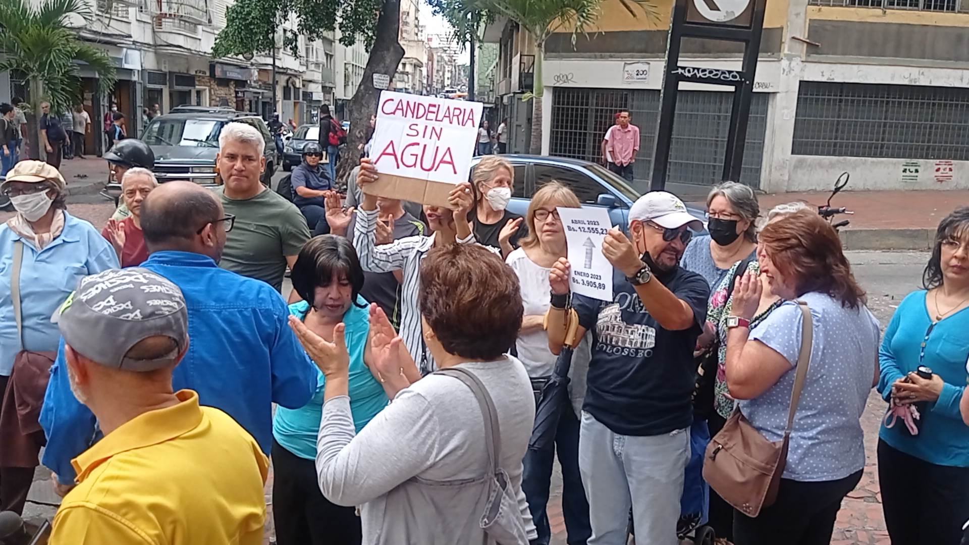 Vecinos trancan calles de Caracas por falta de agua