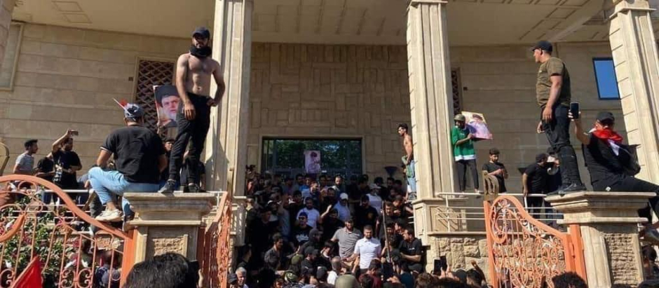 Por esta razón varias personas protestan frente a la embajada de Suecia en Bagdad