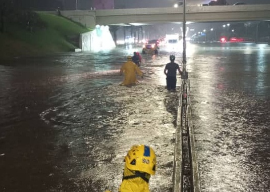 Fuertes lluvias anegaron al Distribuidor Altamira: Cerraron ambos sentidos de la autopista | Diario 2001