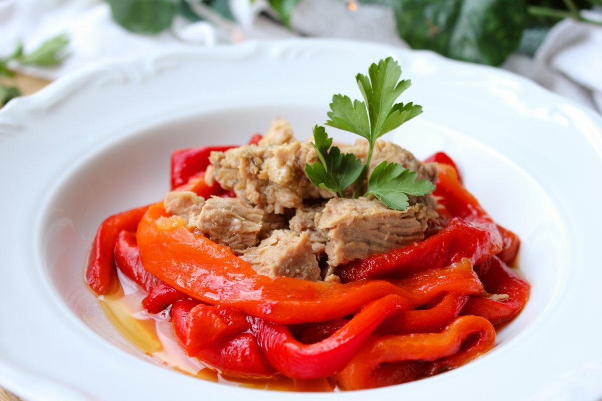 Ensalada de pimentones rojos asados y atún en conserva