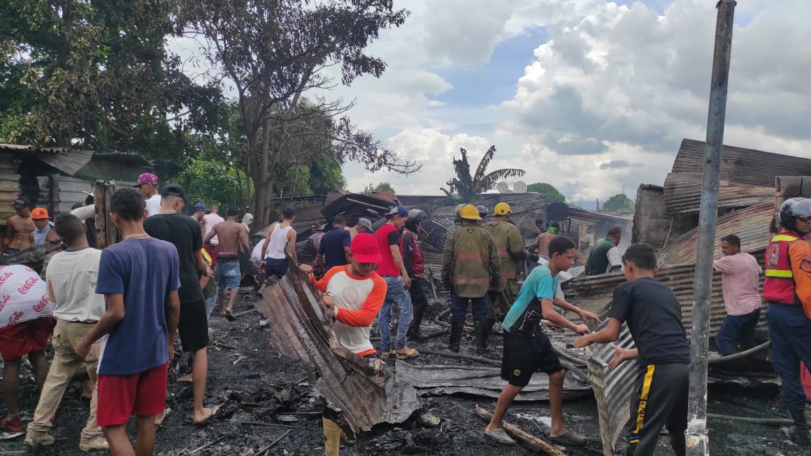Al menos 40 damnificados y diez viviendas afectadas tras incendio (+Videos)
