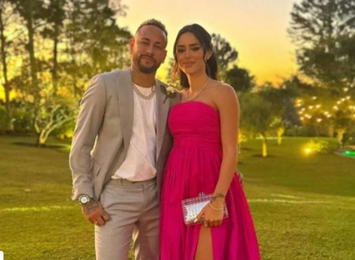 Neymar y su pareja revelan el sexo de su bebé