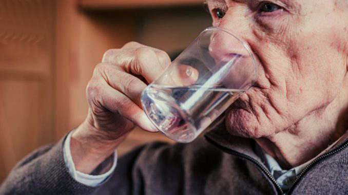 Cómo tratar la deshidratación en el adulto mayor