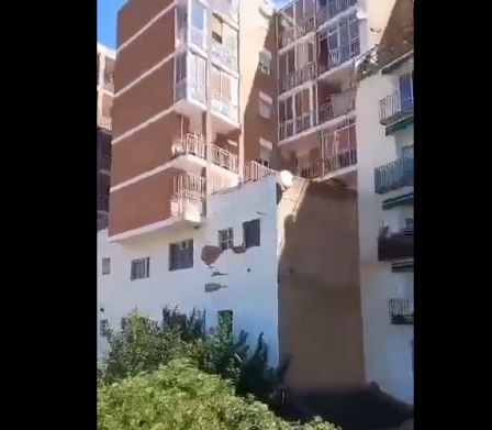 ¡Sorprendentes imágenes! Un edificio se vino abajo en zona residencial