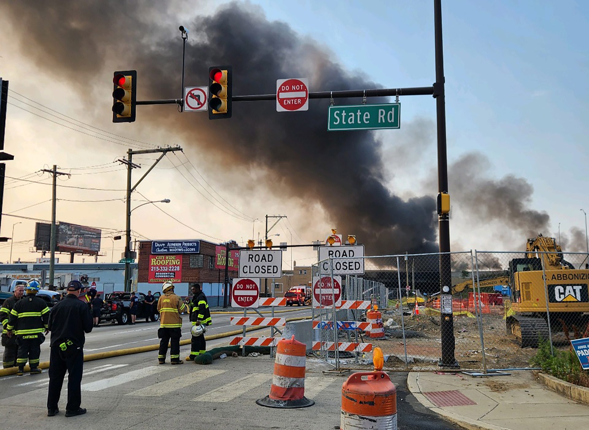 Potente incendio derribó una autopista: Alta intensidad del fuego derritió las columnas