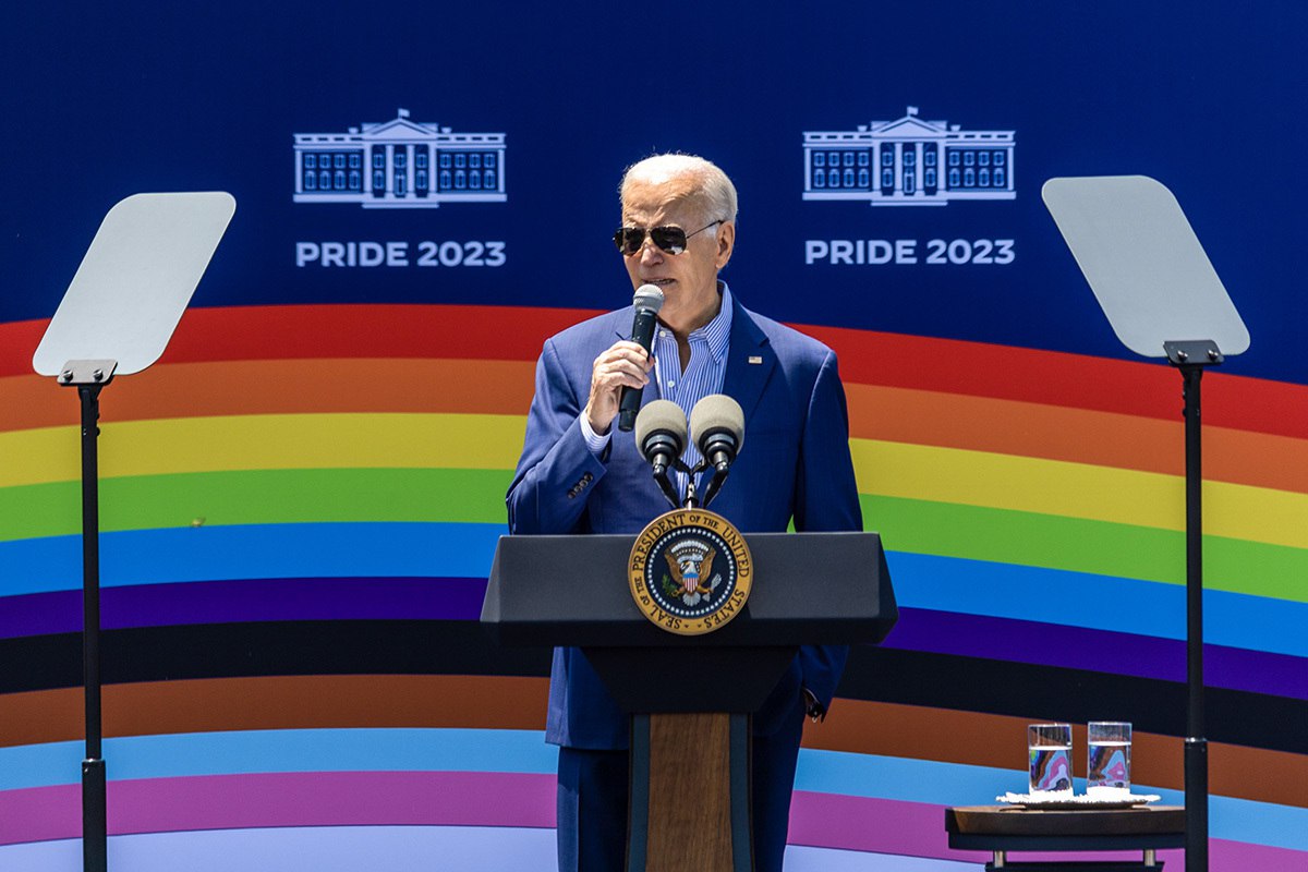 Biden celebra el Mes del Orgullo en medio de polémica por derechos LGBTQ+