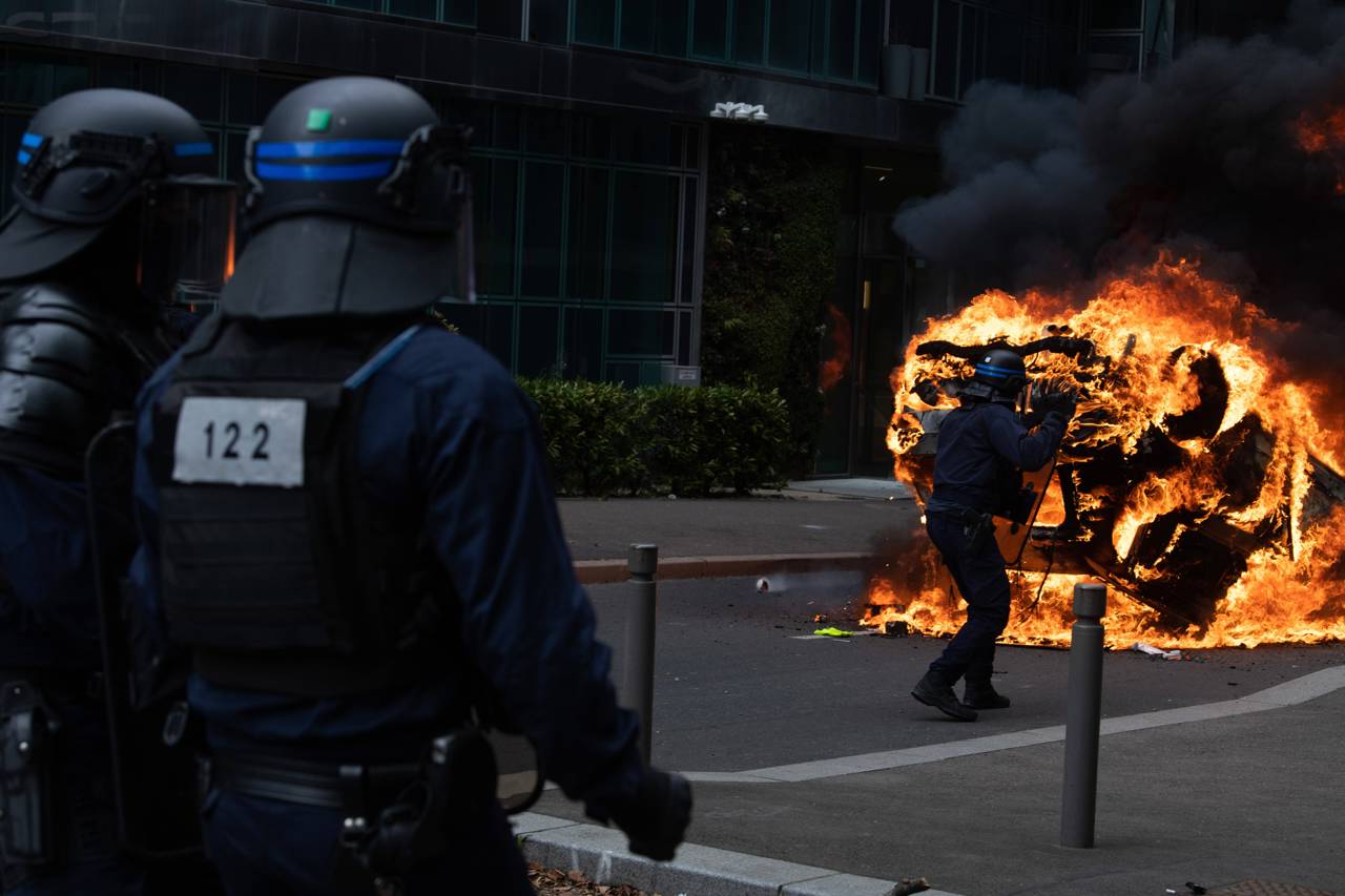 Disminuyen los disturbios en Francia: Miles de oficiales siguen en las calles