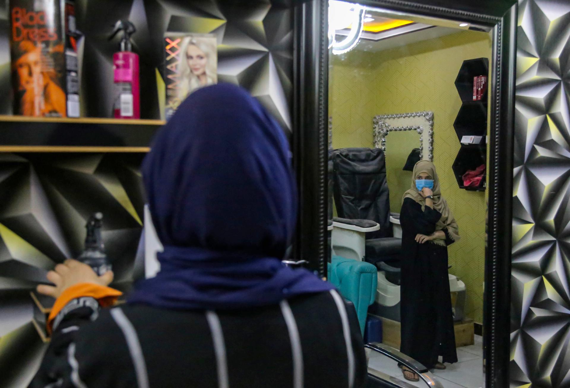 Afganistán: ¿Cómo afecta el cierre de peluquerías la compleja economía de este país?