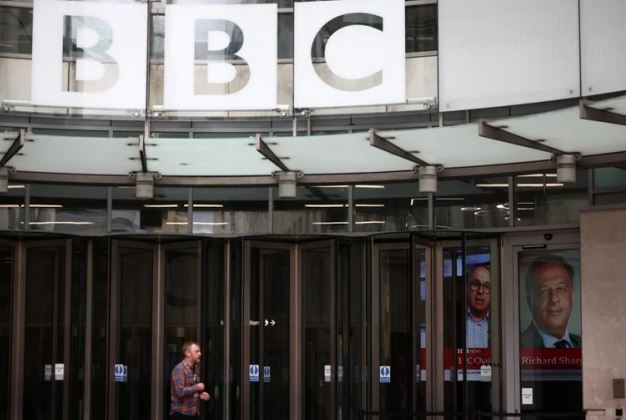 Presentador de la BBC es acusado de pagarle a una adolescente por fotos íntimas