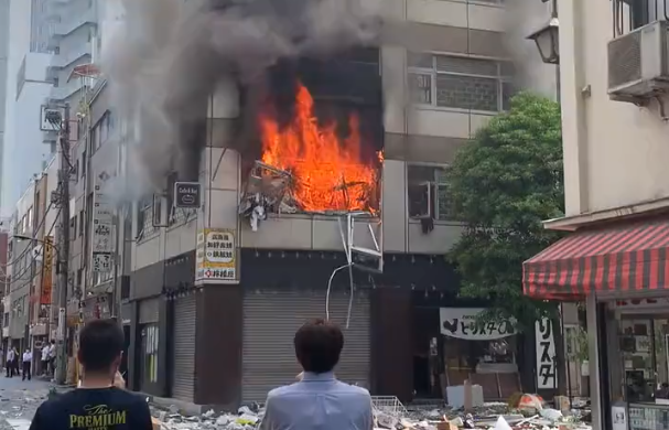 Reportan varios heridos tras explosión en barrio de Tokio