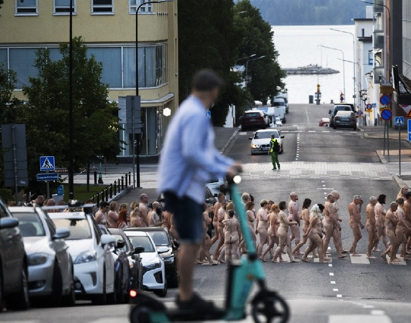 Multitud posa desnuda para fotógrafo en calles de Finlandia (+Fotos)