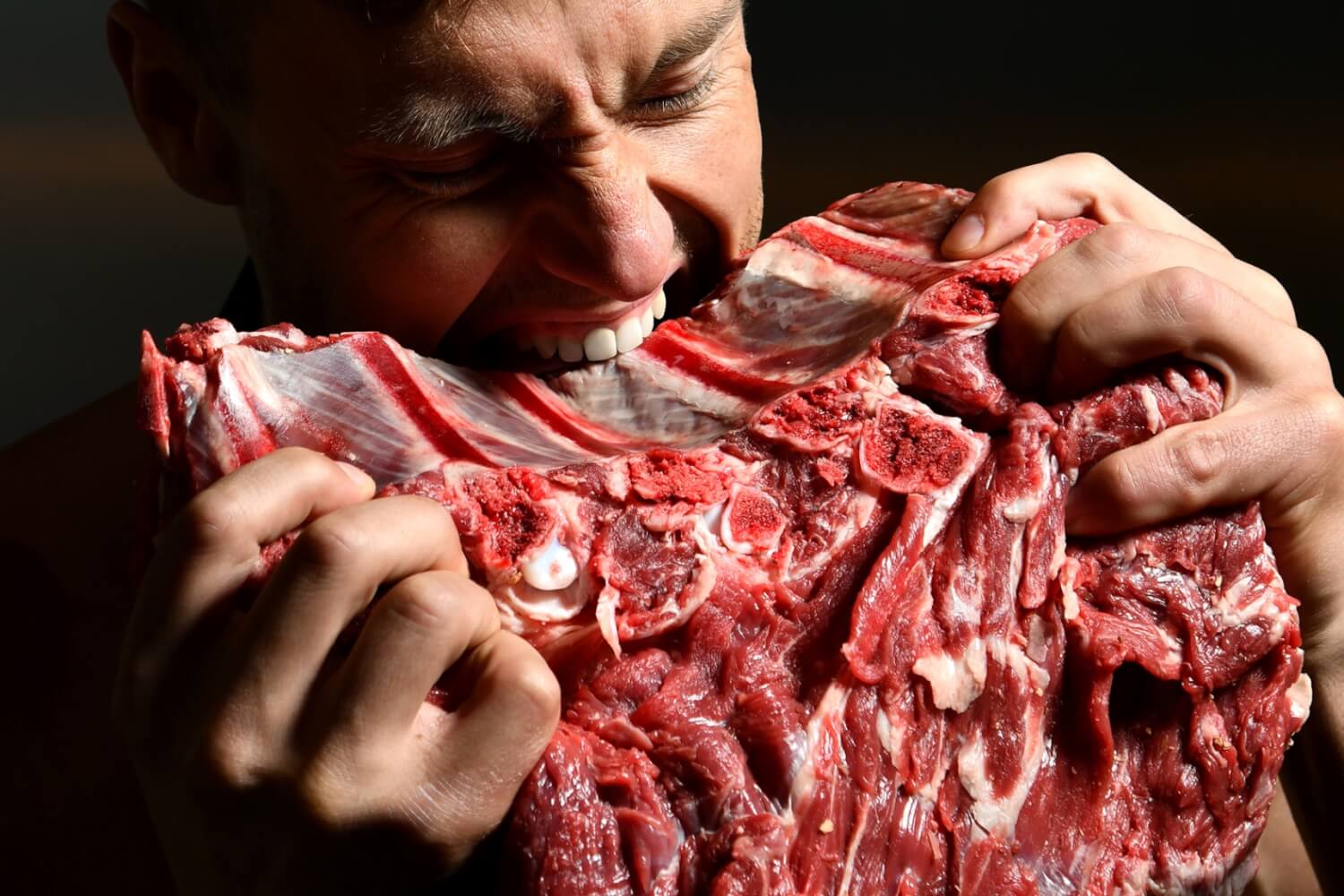 Cuáles son los peligros de comer carne cruda