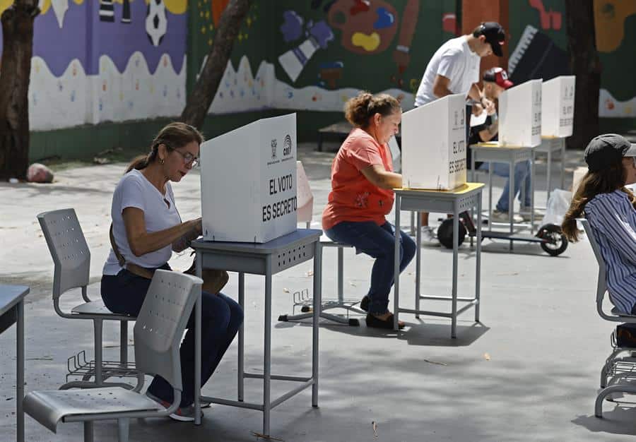 Cierran urnas electorales y comienza el conteo de votos en Ecuador