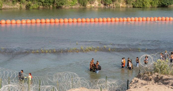 ¡Conmoción! Hallan cadáver en una barrera alambrada contra migrantes (+Detalles)