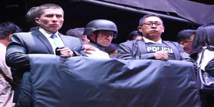 Candidato ecuatoriano cierra campaña presidencial con custodia policial