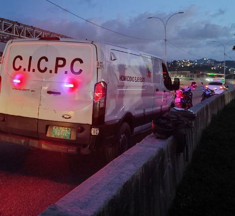Hallan cadáver a un costado de la autopista en el municipio Sucre: CICPC investiga el suceso