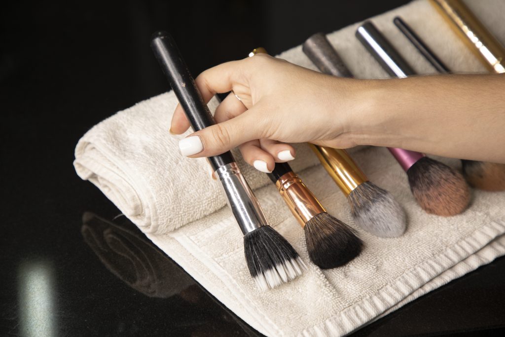 Te da pereza limpiar las brochas de maquillaje? En  tienen un  aparatito que las limpia y seca en 15 segundos