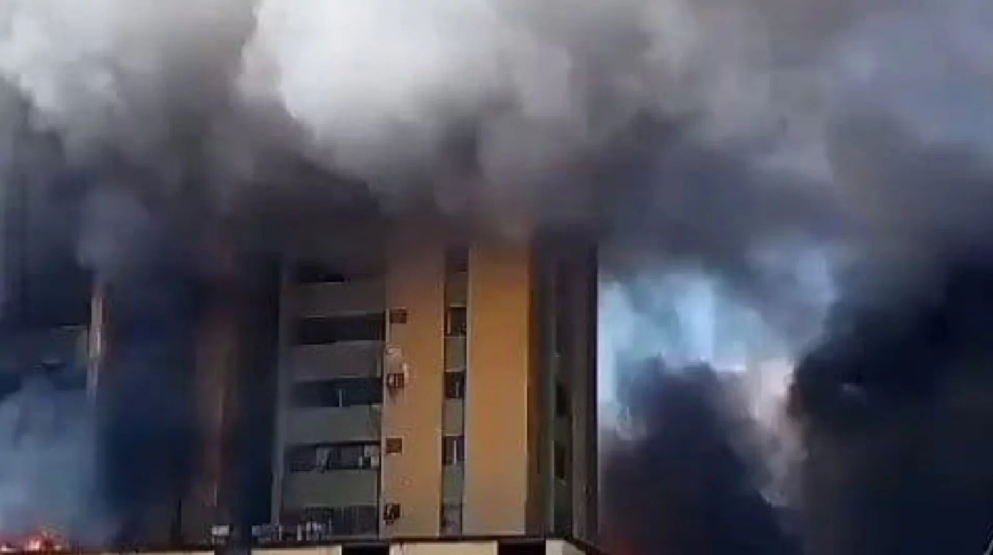 ¡Lo Último!: Reportan incendio en edificio residencial (+Video)