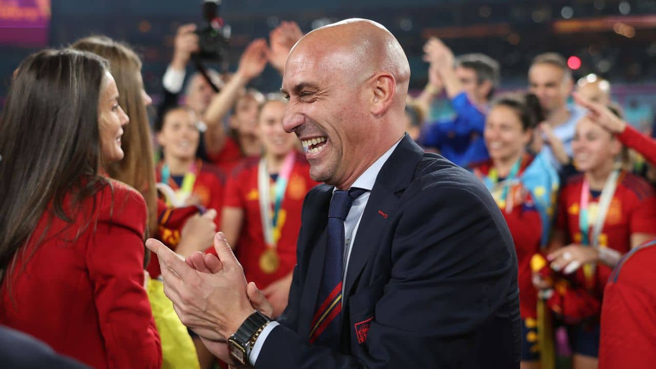 ¿Todo bien? Jerarca del fútbol español besó a jugadora tras ganar el Mundial (+Reacciones de ella)