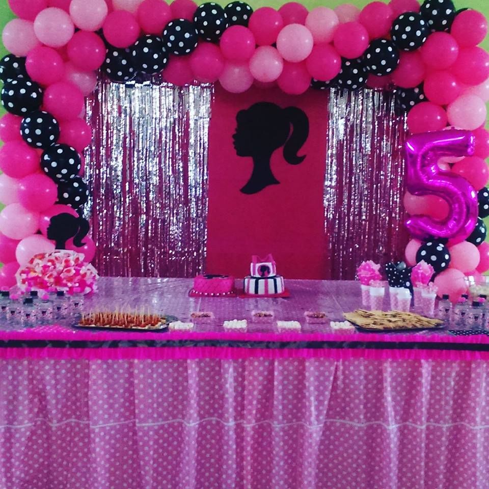 Decoración para una fiesta infantil muy rosa