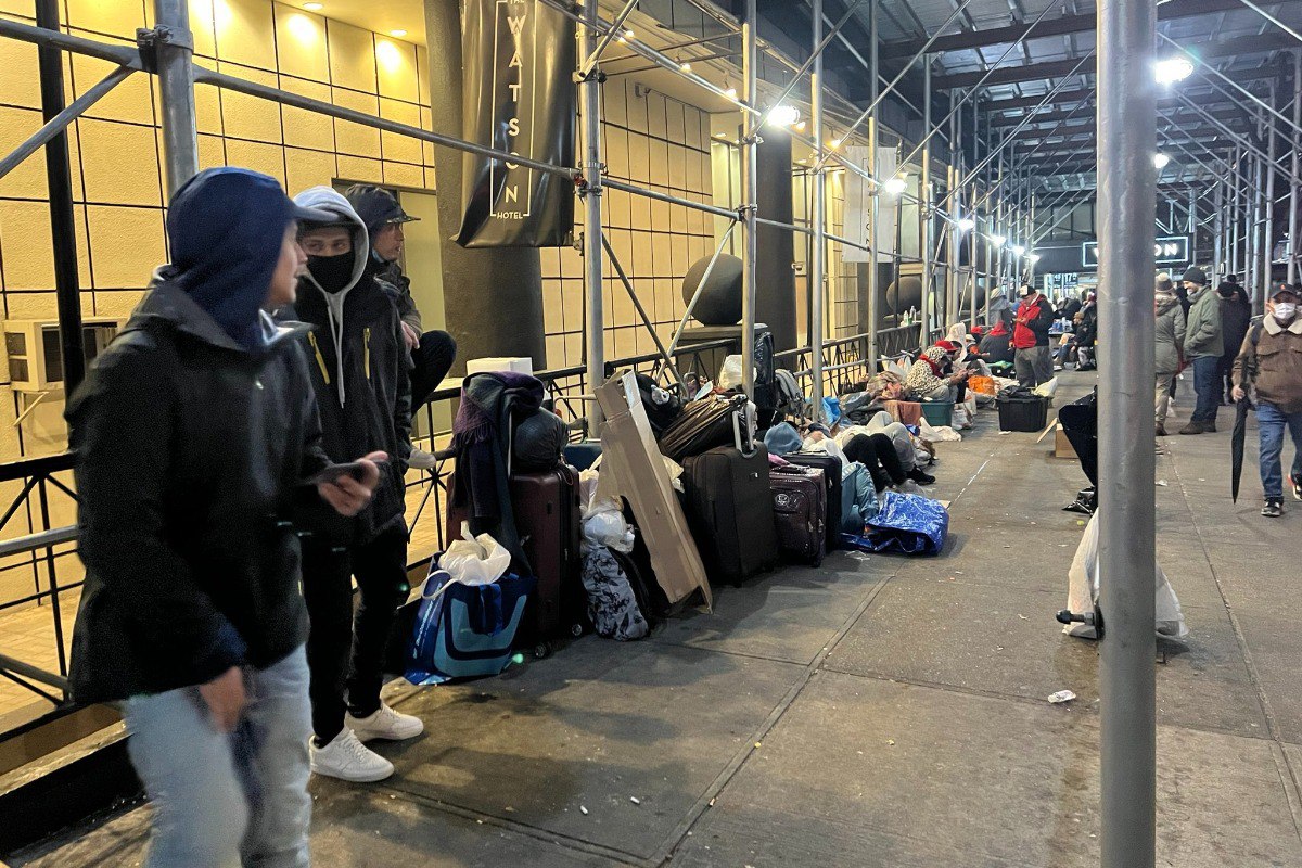 Migrantes en Nueva York pasan la noche a la intemperie y en autobuses