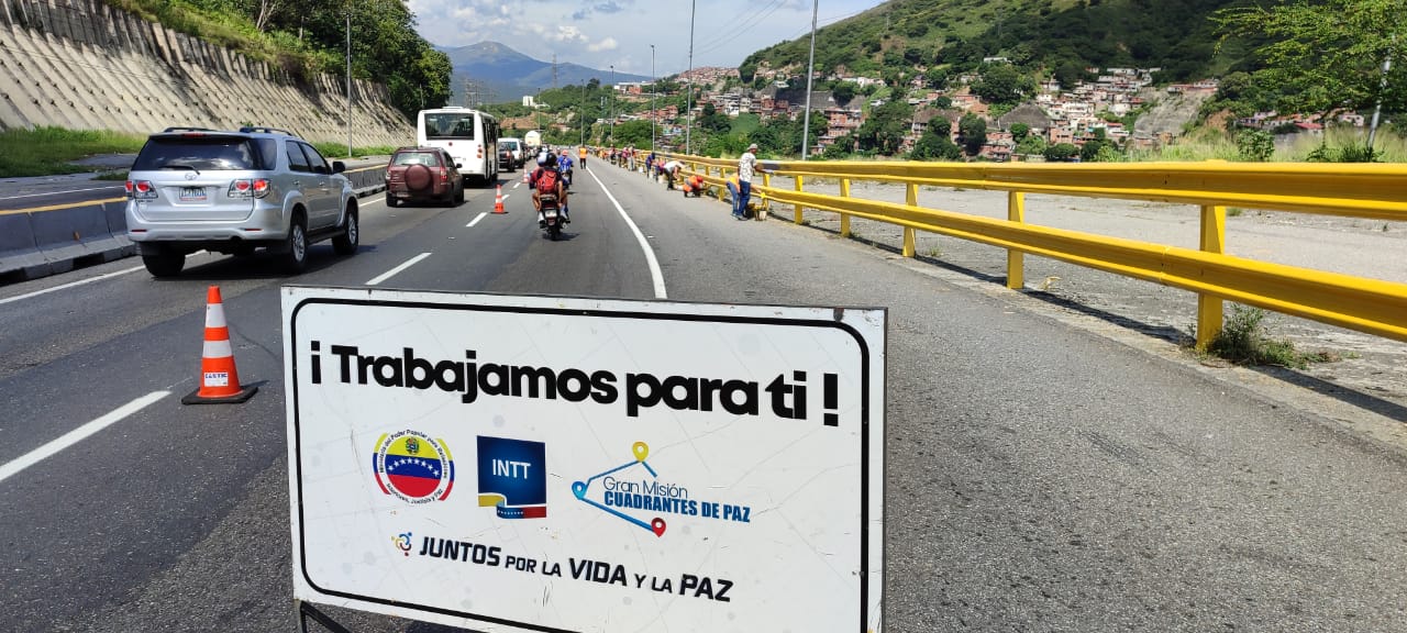 Avanzan trabajos de mantenimiento vial en la Caracas – La Guaira