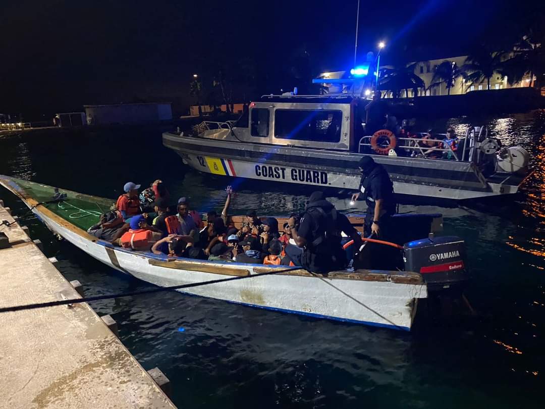 Interceptan embarcación con migrantes venezolanos