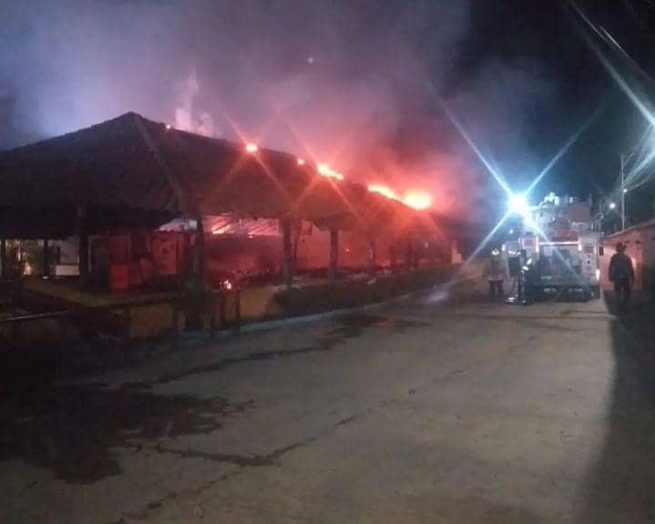 Sofocan incendio en el restaurante la Gran Carne en Vara
