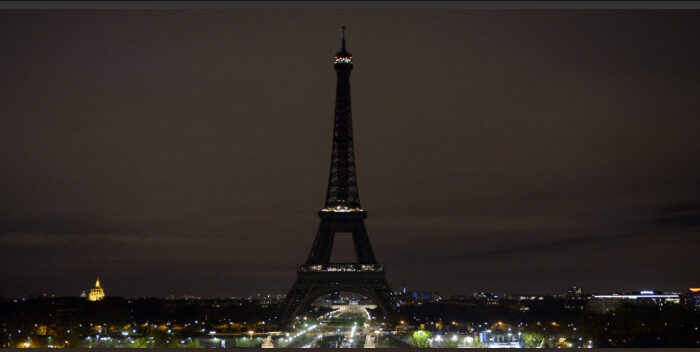 Torre Eiffel se apagará esta noche por las víctimas de Marruecos