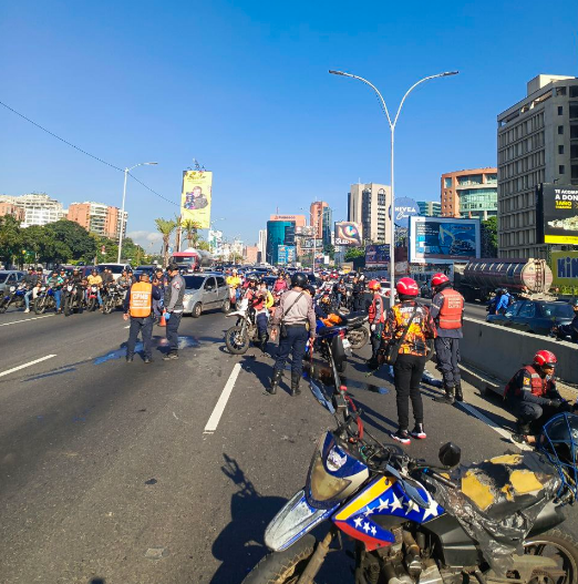 AHORA: Colisión múltiple de motorizados genera tranca en la Francisco Fajardo (Fotos)