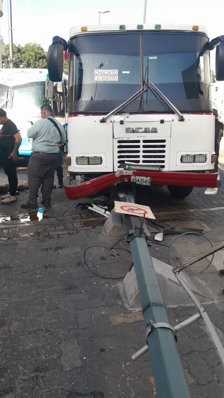 Chofer de autobús sufre paro cardiaco y choca contra un poste en Caracas