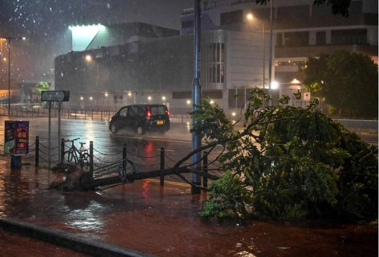 Imágenes del tifón Saola en Hong Kong