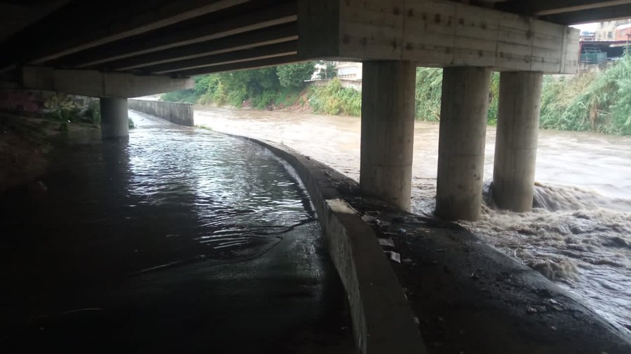Reportan desbordamiento del Río Guaire tras intensas lluvias