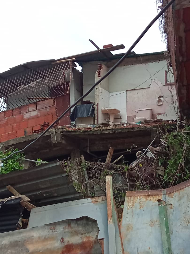 Reportan colapso de una vivienda en  Caracas (+FOTOS)