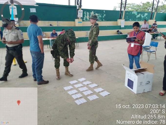 Miembro de mesa electoral en Ecuador rellenaba papeletas
