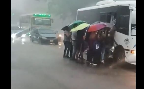 Cordonazo de San Francisco llega con fuertes lluvias a la Gran Caracas