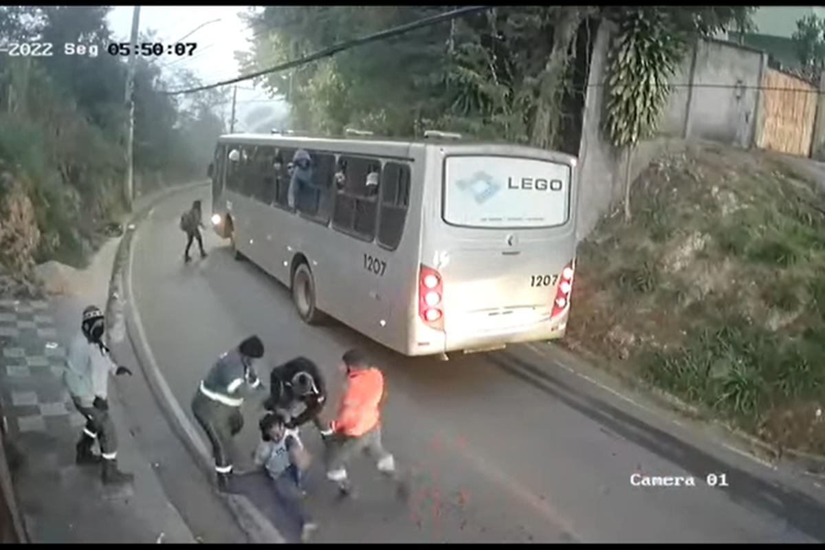 Sujetos armados robaron bus con jóvenes futbolistas: Sepa más